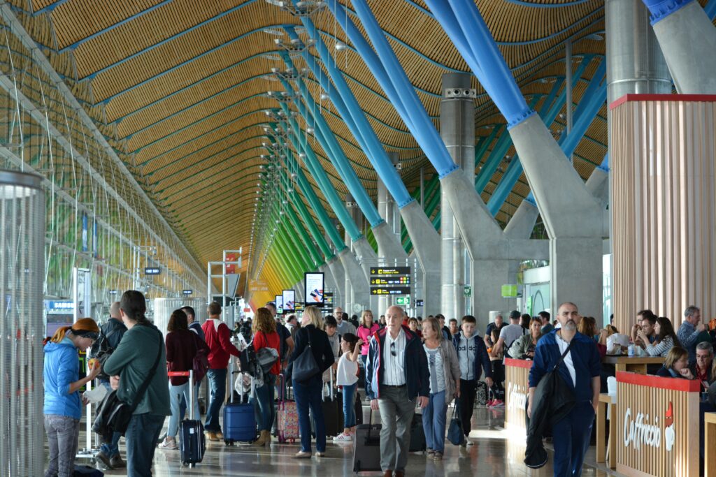 Aena, the operator of many of the airports in Spain, has revised its forecasts for passenger traffic, anticipating a significant increase in the coming years.