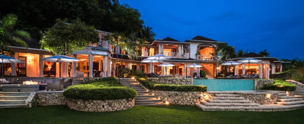 The historic Round Hill hotel and villa resort opened its doors in 1952. Conceived by John Pringle, a visionary Jamaican-born entrepreneur, it was designed as a private haven for celebrities and hosting the likes of John F. Kennedy, Paul Newman, and Bob Hope.