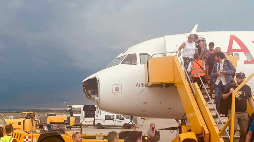 Austrian Airlines flight from Palma de Mallorca to Vienna sustains heavy damage in hail storm, tearing off the nosecone and battering cockpit windows. Despite severe weather, the plane lands safely.