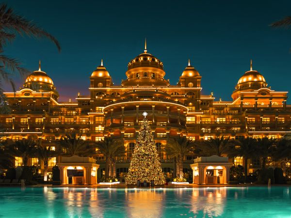 TravMedia_United_Kingdom_medium-sized_1648994_Hero_-_Raffles-Palm-Pool-and-Christmas-Tree_0004 (1)