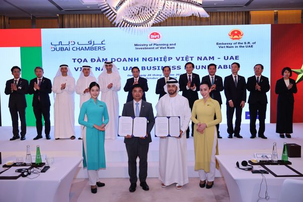 TravMedia_United_Kingdom_medium-sized_1652676_Vietnam_Airlines_and_Emirates_exchange_the_Memorandum_of_Understanding