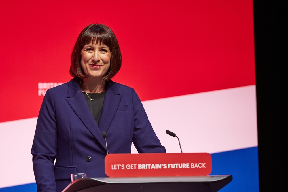 Chancellor Rachel Reeves has given her official backing to plans for a third runway at Heathrow, arguing that the expansion could create more than 100,000 jobs and significantly boost the nation’s economic output.