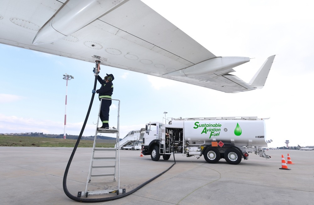 Technician,Is,Refueling,Aircraft,With,Sustainable,Aviation,Fuel,(saf)