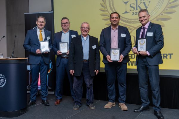 TravMedia_United_Kingdom_medium-sized_1674554_Daniel_Bainbridge_(on_the_right)_Regional_Manager_UK_Europe_Malaysia_Airlines_accepts_Cellars_in_the_Sky_Award