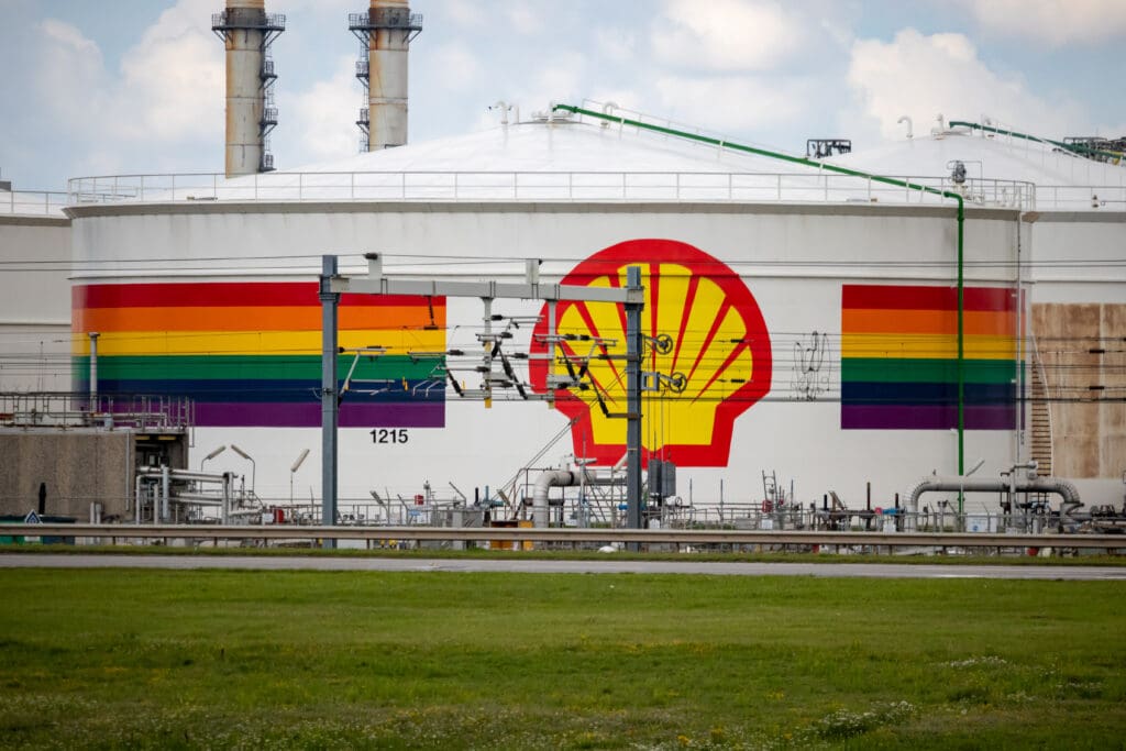 Shell has abandoned plans to build a giant biofuels factory in Rotterdam, a decision analysts say delivers a major setback to Europe’s ambition of decarbonising aviation.