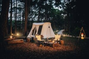 If you’ve ever watched the British sky try on five seasons before lunch, you’ll know that planning a glamping weekend here is equal parts romance and logistics.