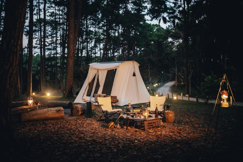 If you’ve ever watched the British sky try on five seasons before lunch, you’ll know that planning a glamping weekend here is equal parts romance and logistics.