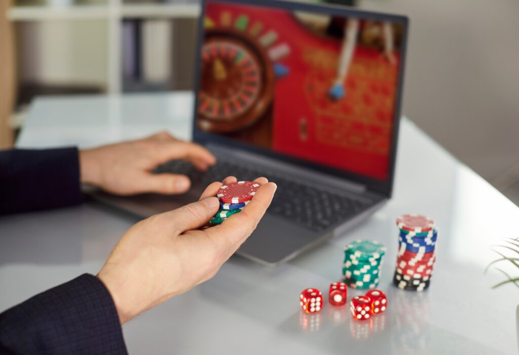 Online casinos have become accessible to almost everyone. Playing on a smartphone or computer is fast, convenient, and without unnecessary formalities.