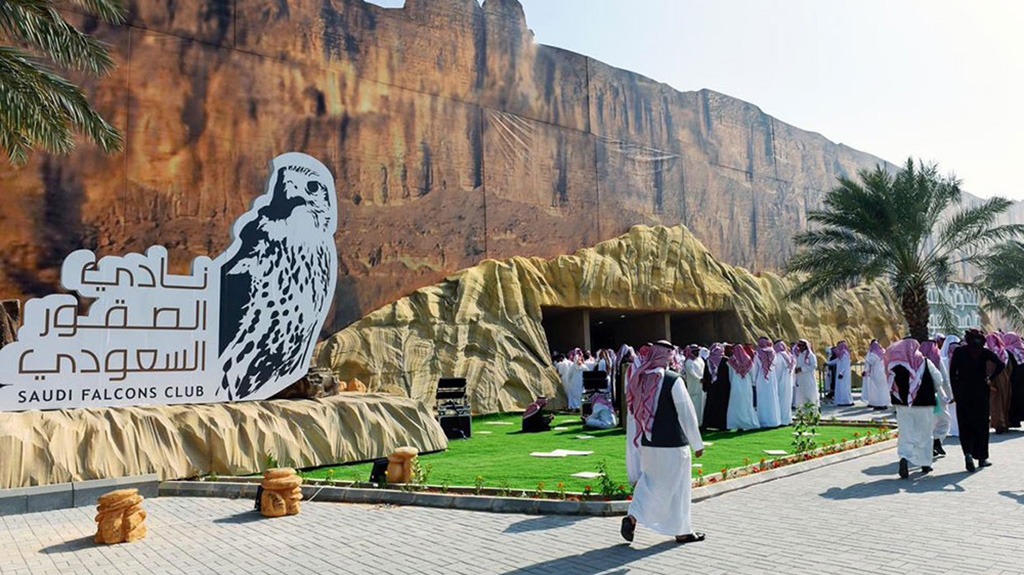 The Saudi Falcons Club Cup 2025 is drawing growing numbers of international spectators to Alkhobar, where the high-speed “Melwah” heats are under way near Half Moon Bay.