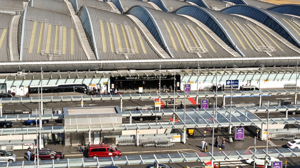 Heathrow Airport has come under fire from the UK’s business travel sector after announcing a rise in its terminal drop-off charge to £7 and the introduction of a strict 10-minute limit for drop-off areas from 1 January.