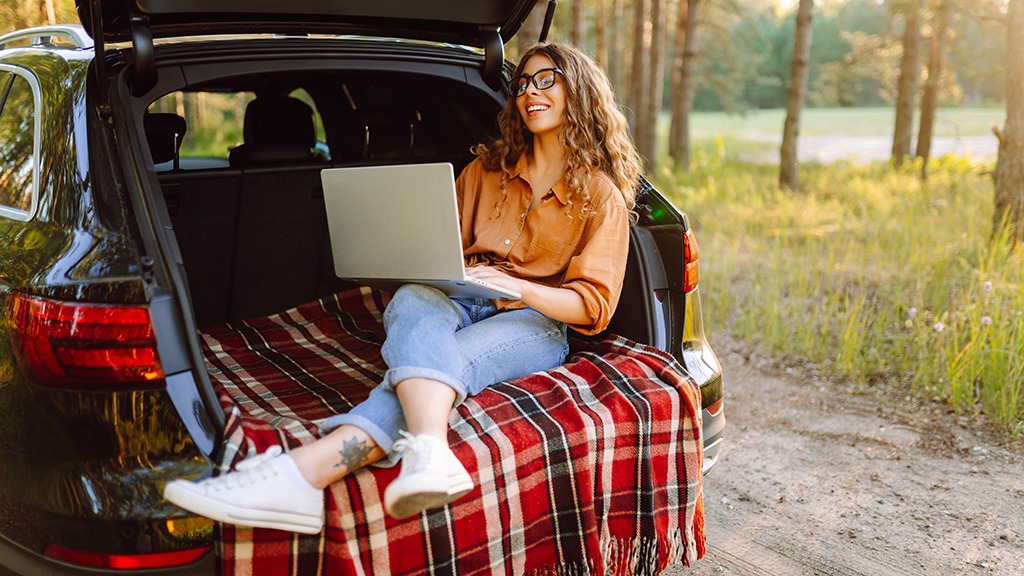 Living the digital nomad lifestyle means blending work, travel, and leisure in a way that’s both liberating and dynamic.