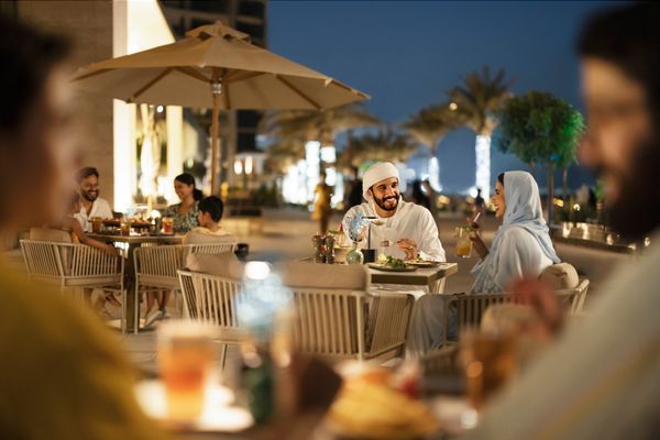 Visit_Abu_Dhabi_medium-sized_1728131_Ramadan_in_Abu_Dhabi_-_Dining_at_TEN_11_Beach_Mamsha_Al_Saadiyat_-_GCC_Couple