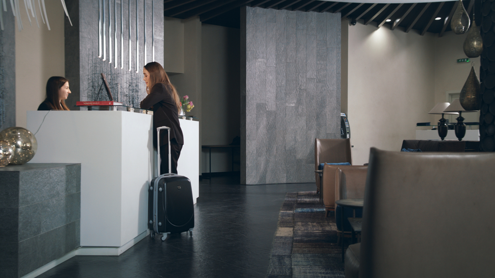 Business,Woman,With,Travel,Suitcase,Arriving,In,Hotel,At,Vacation.