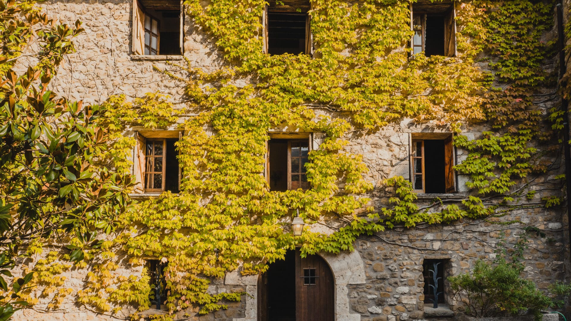 1 Off Grid Girona - facade