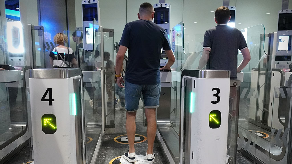 British passport holders will soon be able to use e-gates at Swiss airports and use their phones in Switzerland without extra roaming charges, under new agreements between the UK and Swiss governments.