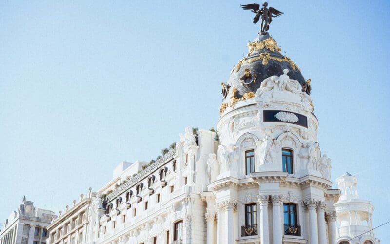 Club Metrópolis Madrid opens inside the Gran Vía landmark, with seven restaurants and a 19-key hotel. What UK business travellers need to know.