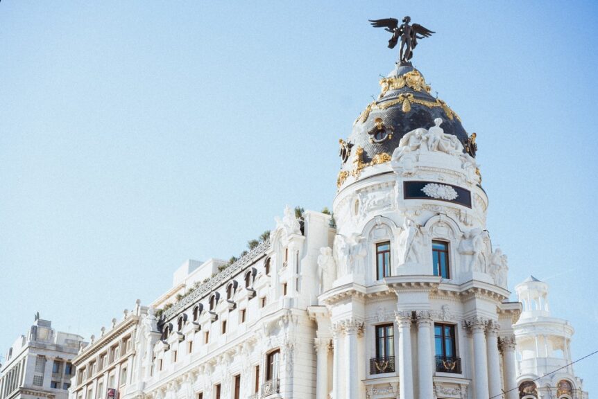 Club Metrópolis Madrid opens inside the Gran Vía landmark, with seven restaurants and a 19-key hotel. What UK business travellers need to know.