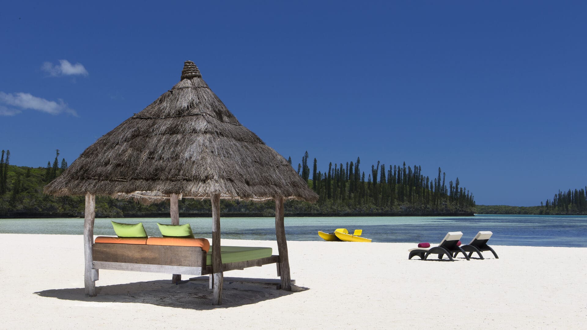Org-182036-Beach hut and Oro bay
