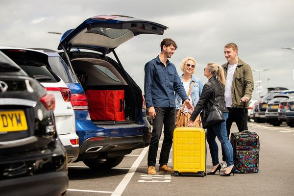 Airport_Parking_and_Hotels_medium-sized_1769357_APH_Image_-_Group_in_Car_Park