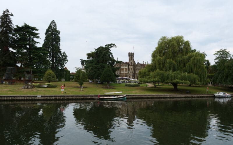 Guests,Dining,In,The,Open,Garden,On,The,Bank,Of