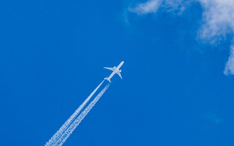 Aircraft contrail across a blue sky, the target of the Cathay Pacific contrail avoidance trial with Google