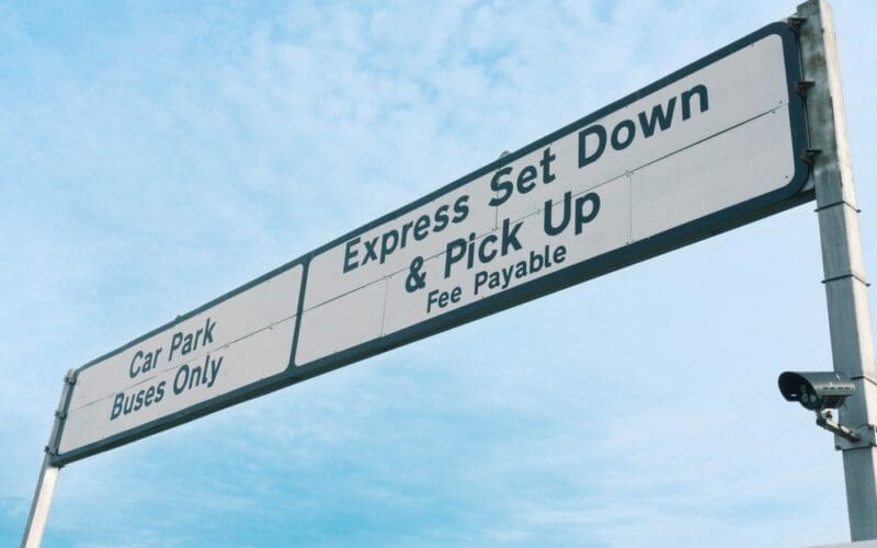 Airport,Sign,Showing,Car,Parking,Express,Set,Down,And,Drop